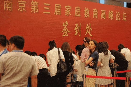 五一绿茵盛会 千人共聚校园