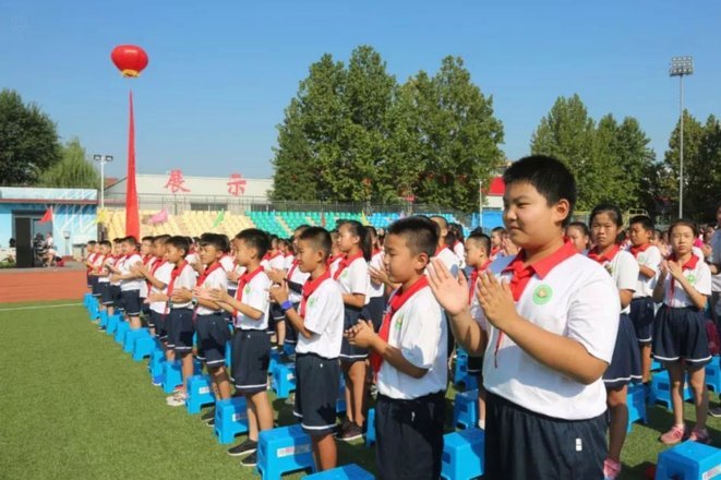 五一绿茵狂欢，千人共聚校园