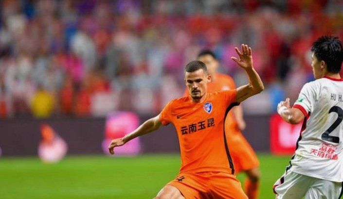 杨明洋战术犯规领黄牌助清零关键战全勤