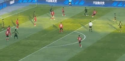 回看张玉宁这粒进球，有球迷认为：若不越位能入选普斯卡什