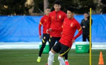上海国足备战：武磊、朱辰杰为何慢跑？