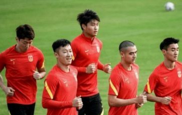 前方直击！国足在上海训练备战，武磊、朱辰杰场边慢跑