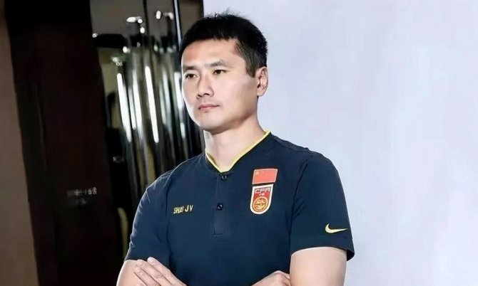 青岛西海岸：邵佳一vs郑智谁更胜一筹？