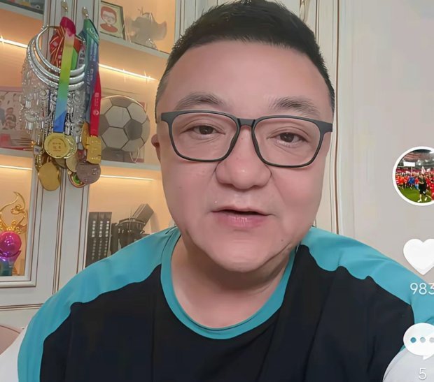 骂董路的脑子有病吧，足球小将的比赛现在就在打，空口白骂去看看比赛呗