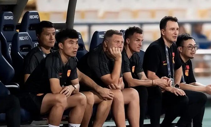 邵佳一携杨智重返青岛观战西海岸VS铜梁龙