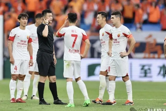 博主：海港后卫吾米提江遭遇车祸，今晚可能无缘出战海牛